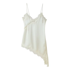 Gros plan sur robe en satin blanc avec dentelle délicate et détails d'ourlet asymétriques