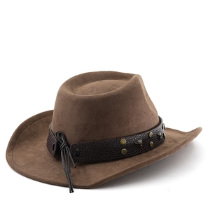 Détail d'un chapeau de cowboy avec boucle tête de taureau en bronze et texture daim