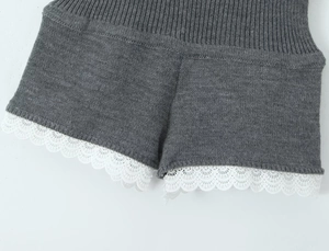 Détail d'un short en maille gris avec bordure en dentelle blanche et texture côtelée