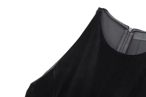 Detail des unsichtbaren Reißverschlusses und der glatten schwarzen Samtstruktur am Kleid