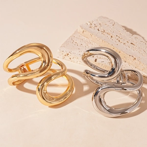 Mollette per capelli ondulate minimaliste in oro e argento su supporti in pietra