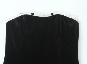 Détail d'une robe bustier en velours avec bordure à volants blancs à pois