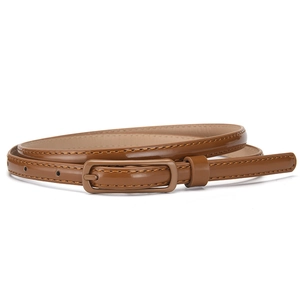Sottile ed elegante cintura in pelle verniciata marrone con fibbia rettangolare