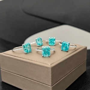Dettaglio macro di gemme blu Paraiba taglio radiant su anelli in argento S925