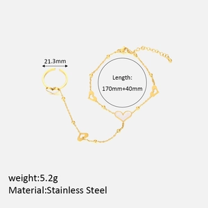 Detaillierte Größenangaben für das goldene Herz-Ring-Armband mit Maßen und Gewichten