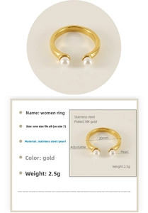 Détail d'une bague réglable en acier plaqué or 18 carats avec deux perles élégantes