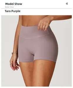 Dettaglio dei pantaloncini da yoga a vita alta color taro in tessuto spazzolato elastico