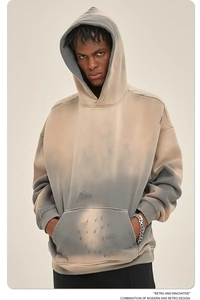 Detail van vintage gewassen grijze hoodie met distressed randen en katoenen textuur