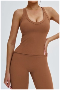 Détail du haut de yoga dos croisé avec découpe en maille extensible couleur caramel