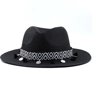 Chapeau de paille noir avec ruban géométrique, pompons noirs et pièces argentées