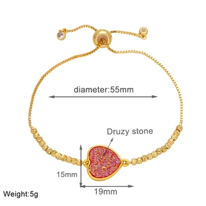 Dettaglio del bracciale regolabile placcato oro con pietra druzy viola a cuore