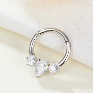 Gros plan d'un anneau de nez goutte d'eau en argent sterling 925 avec zircons
