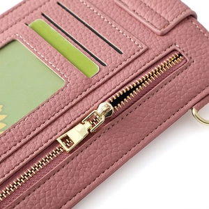 Detail der rosa Handy-Umhängetasche mit mehreren Kartenfächern und goldenem Reißverschluss