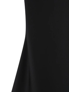 Détail du tissu satiné noir avec texture horizontale et finitions en dentelle fine
