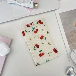 Dettaglio della pochette in chiffon con ciliegie che mostra il tessuto e le dimensioni