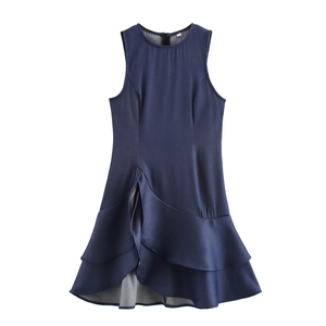 Détail de l'ourlet à volants superposés et du tissu bleu marine lisse de la robe