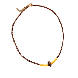 Collier artisanal en perles marron avec oeil de tigre et chaîne d'extension dorée