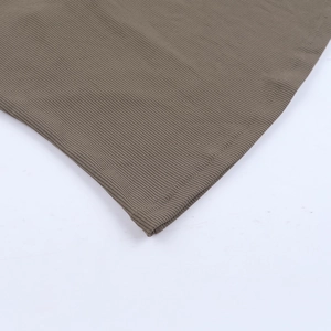 Detalle del tejido de punto acanalado de alta densidad y costuras en top halter color café