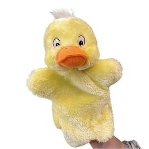 Détail de la marionnette canard en peluche jaune avec texture douce et bec orange sur fond blanc