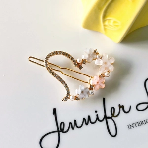 Elegant heart-shaped hair clip with pearls, rhinestones and resin flowers on gold metal