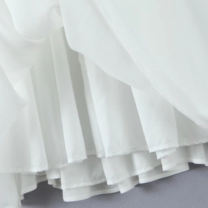 Robe longue blanche dos nu élégante avec tissu texturé multicouche et doublure lisse