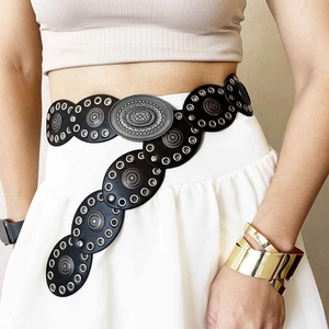 Large ceinture bohème rétro avec disques en métal argenté gravé sur robe blanche