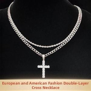 Collana a doppio strato dorata con pendente a croce tempestato di strass su supporto