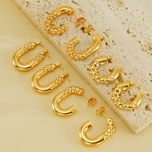 Vergoldetes Edelstahl-Ohrring-Set mit gedrehten Creolen und geometrischen C-förmigen Designs