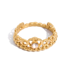 Dettaglio anello a corona in acciaio oro 18K con pizzo a cuore e cristallo centrale