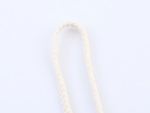 Détail de la texture de la corde en coton blanc pour cordons de serrage de crop top