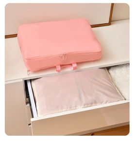 Detailansicht der rosa Kompressions-Reiseorganizer in einer weißen Kommodenschublade