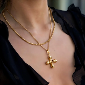 Collier vintage français en acier inoxydable doré 18 carats avec pendentif croix en pierre