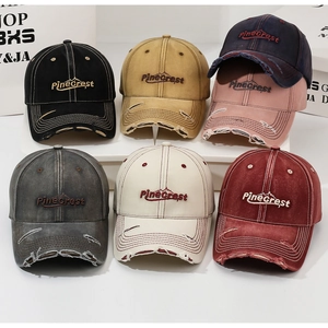 Detaillierte Stickerei auf Vintage-Baseballkappen in verschiedenen Farben mit Abnutzungen