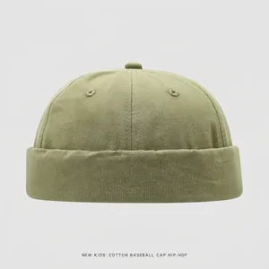 Détail du bonnet docker enfant en coton vert armée avec œillets métalliques latéraux
