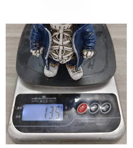 Detailed weight measurement of 135g for the Sans skeleton figurine from Undertale