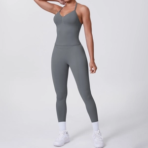 Detailansicht eines dunkelgrauen Yoga-Sets mit V-Ausschnitt Top und High-Waist-Leggings