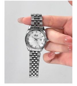Dettaglio orologio Gedi da donna con cinturino in acciaio e lunetta zigrinata