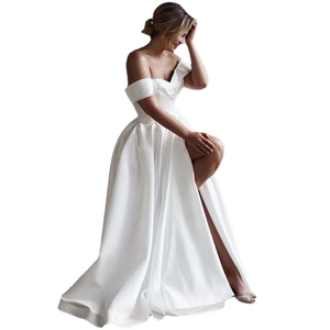 Robe de mariée élégante en satin blanc à épaules dénudées avec fente haute et coupe en A