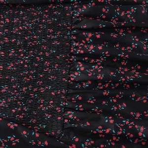 Vista macro dettagliata del tessuto nero con stampa floreale rossa e design a punto smock