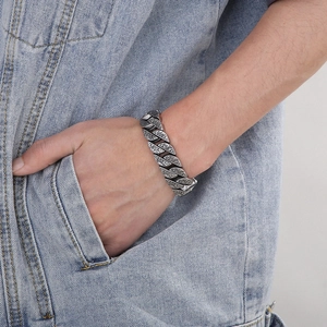 Détail de la chaîne pour hommes en acier inoxydable 304 avec motifs gravés vintage