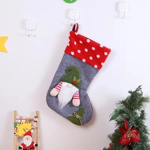 Chaussette de Noël avec décoration de gnome en peluche suspendue au mur pour les fêtes