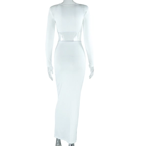 Détail d'une robe moulante blanche à manches longues avec patchwork mesh à la taille