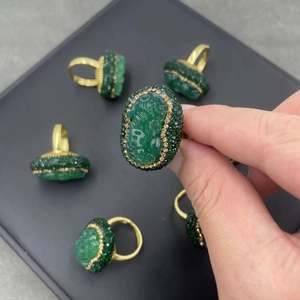 Vintage-Goldring mit großem grünem Chalcedon-Stein und funkelnden Zirkonia-Akzenten