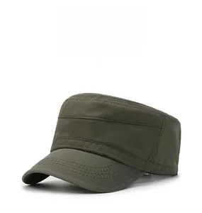 Dettaglio del berretto militare verde militare con cuciture rinforzate e tessuto durevole