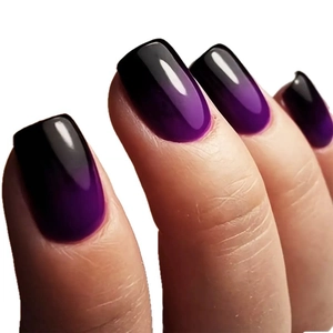 Faux ongles dégradés ombré violet foncé et noir avec une finition miroir brillante