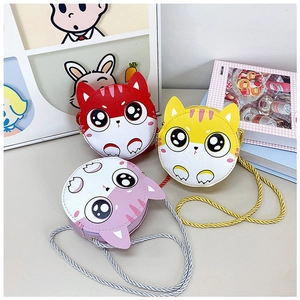 Détail de mignons sacs à bandoulière chat pour enfants en couleurs rouge, jaune et rose