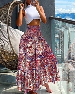 Detail van paisley bloemenprint en gesmokte hoge taille op een zomerse maxi-rok dames