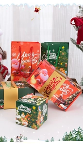 Vue détaillée de boîtes cadeaux de Noël et sacs en papier avec motifs de Père Noël