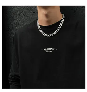 Vue rapprochée d'un collier chaîne cubaine argentée épaisse portée par un mannequin