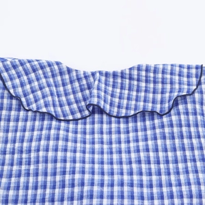 Blau-weiß kariertes Hemd mit eleganten Wellenkanten und feiner Webstruktur für Damen